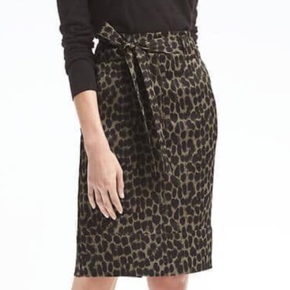 Banana Republic Pencil Skirt Green Animal Size‎ 2 no belt